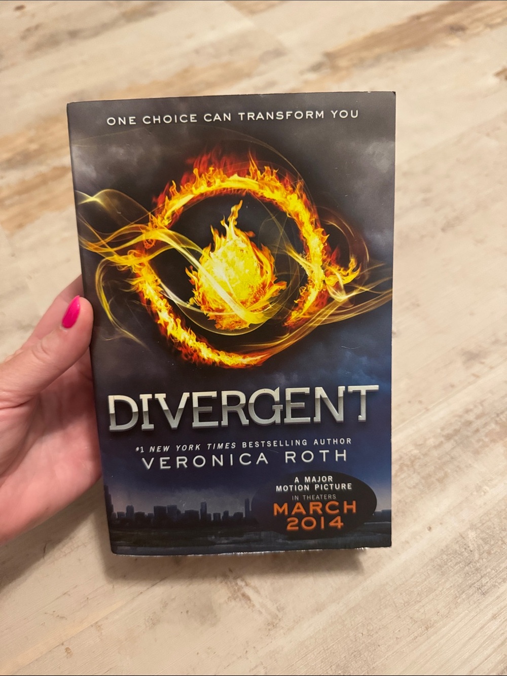 Divergent by Veronica Roth - Fiery Blue Paperback